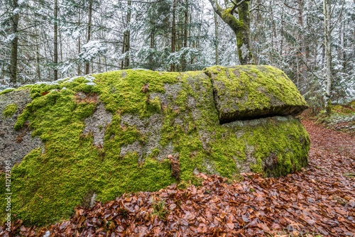 Alte verwitterte Megalith Granit Felsen Formation mit Höhle und Durchbruch im bayerischen Wald bei Thurmansbang, Deutschland photo