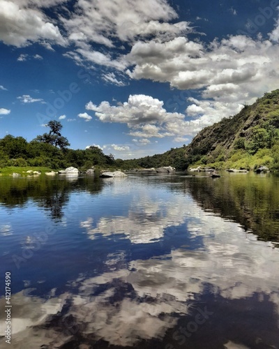 Reflejos en el rio quilpo. © Checho