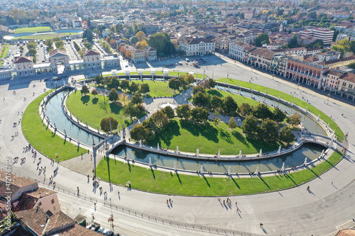 Fototapeta Aerial shot of a square in Padova in Italy under the sunlight
