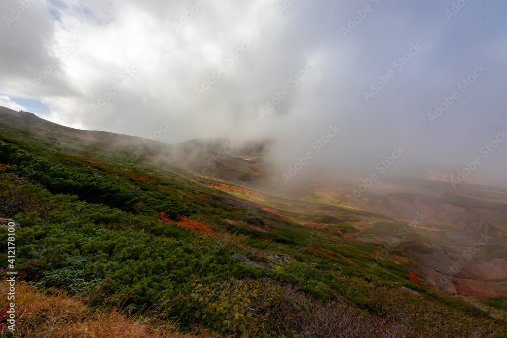 秋の北海道・大雪山で見た、雲に覆われる北海岳山頂付近の紅葉