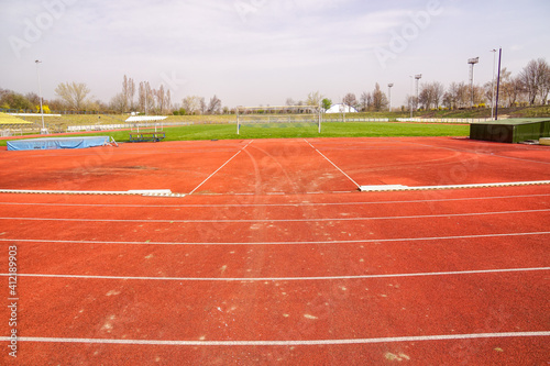 Laufbahnen bzw. Kampfbahnen auf einem Sportplatz