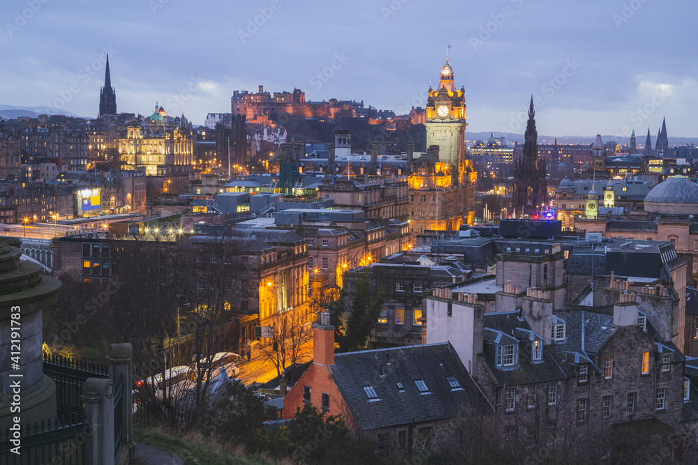 Fototapeta premium Classic night cityscape view from Calton Hill taking in Princes Street, Edinburgh Castle and the Balmoral Clock Tower at Waverley Station in Edinburgh, Scotland.
