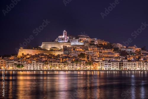 Ciudad de ibiza de noche con el puerto en calma