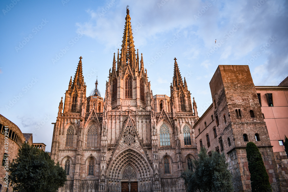 Catedral de Barcelona con el cielo azul