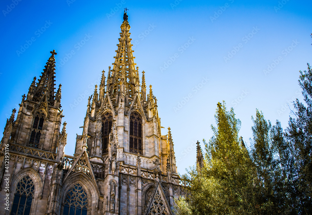 Catedral de Barcelona con el cielo azul Catedral de Barcelona con el cielo azul