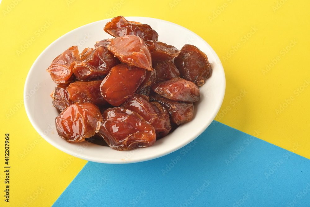 dates fruit , famous for it in the regions of [Al-Qatif, Al-Qassim, Al-Kharj and Al-Hasa] in Saudi Arabia. It is characterized by preserving its good flavor after a long period of storage.