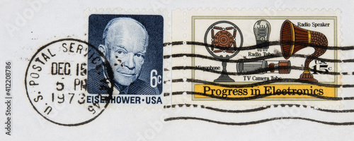 briefmarke stamp vintage retro alt old gestempelt frankiert cancel used usa amerika america eisenhower president präsident 1973 december dezember mann man kopf head radio speaker electronics glühbirne photo