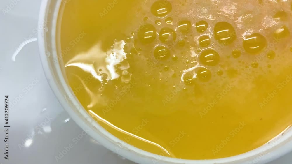 Vidéo Stock The orange water fizzed like it was boiling. The chemical reaction of the aqueous