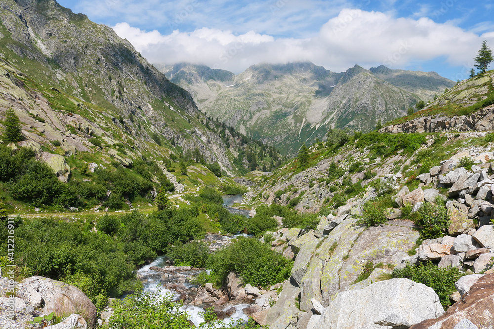 Bellissima vista sulle montagne dal sentiero che porta ai laghi Cornisello nella Val Nambrone in Trentino, viaggi e paesaggi in Italia