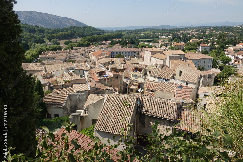 Blick vom Kalvarienberg zur Altstadt von Malaucene, Provence