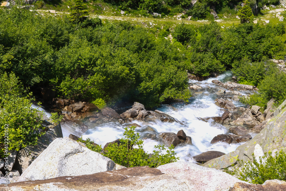 Fiume sul sentiero che porta ai laghi Cornisello nella Val Nambrone in Trentino, viaggi e paesaggi in Italia Fiume sul sentiero che porta ai laghi Cornisello nella Val Nambrone in Trentino, viaggi e paesaggi in Italia