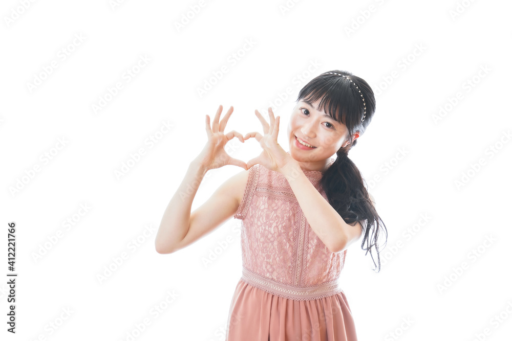 指でハートマークを作る若い女性 指でハートマークを作る若い女性