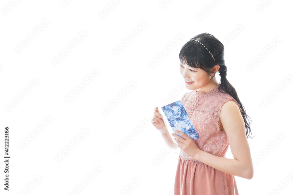 パーティーの招待状を持つ若い女性