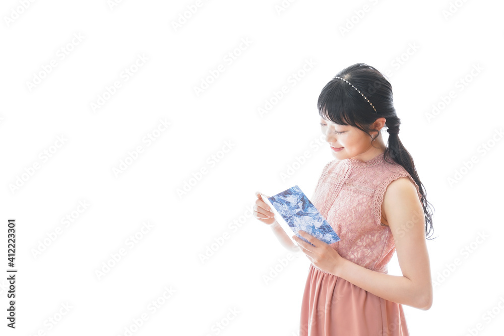 パーティーの招待状を持つ若い女性