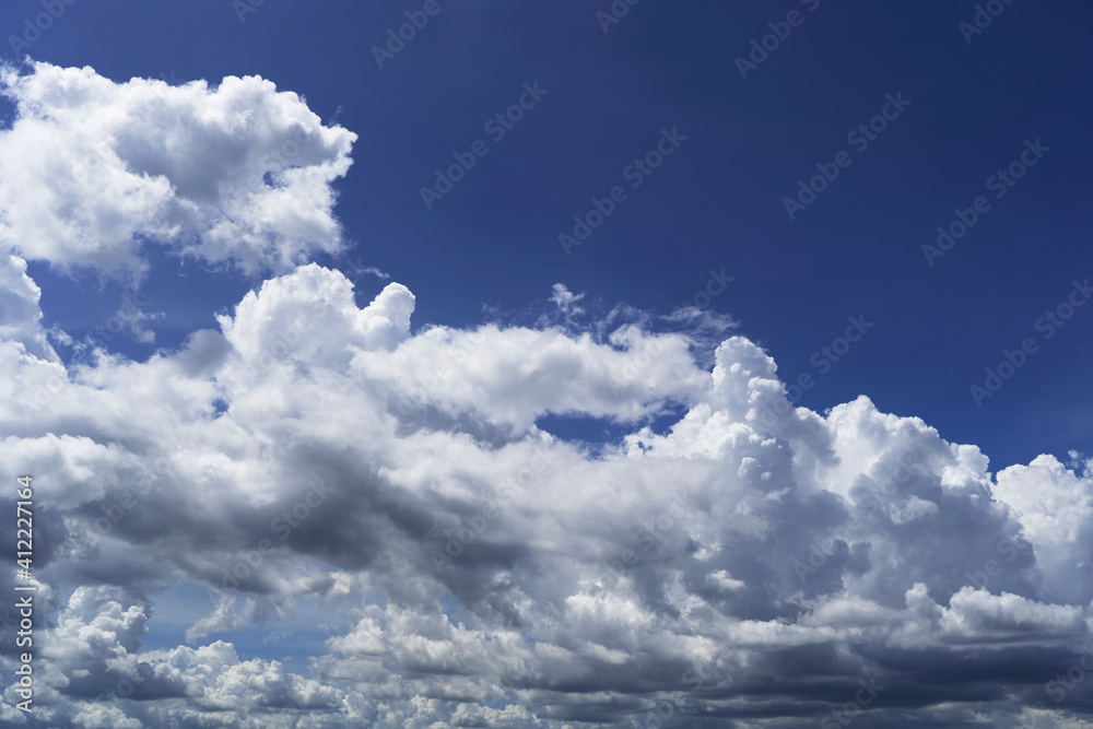 Obraz premium Beautiful cloud with blue sky natural background
