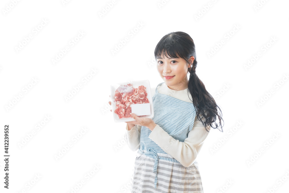 豚肉を持つ若い女性 豚肉を持つ若い女性