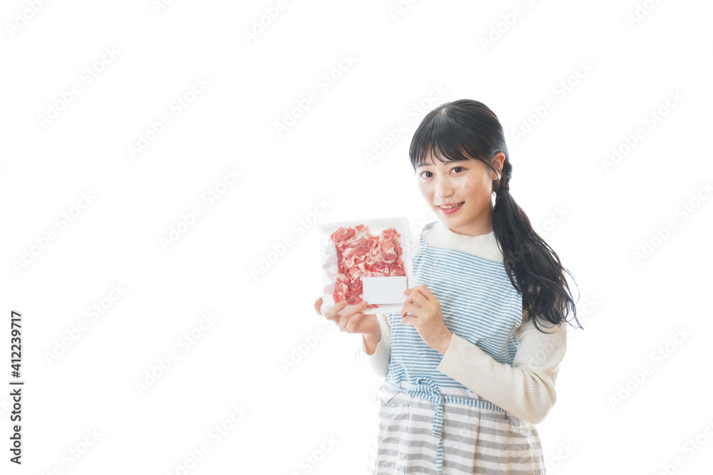 豚肉を持つ若い女性 豚肉を持つ若い女性