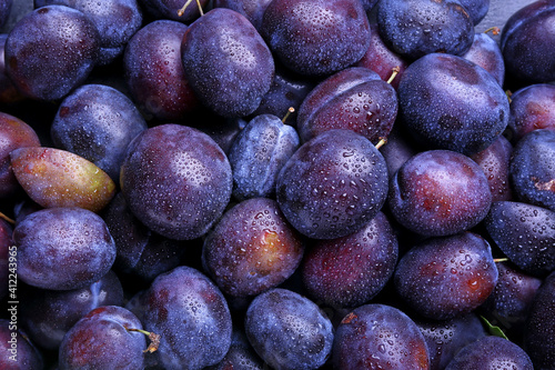 Canvastavla Many ripe plums as background