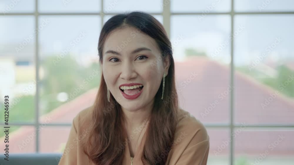 middle-aged Asian woman is greeting through video calls, She listened intently
middle-aged Asian woman is greeting through video calls, She listened intently