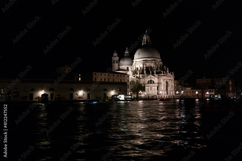 A walk through Venice at night