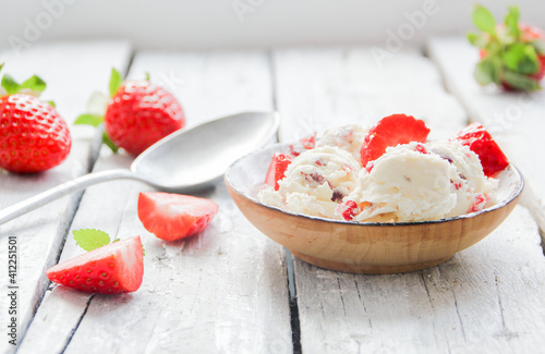 Erdbeereis Speiseeis Eisbecher Erdbeersaison Saison Erdbeeren Vanilleeis selber machen 
