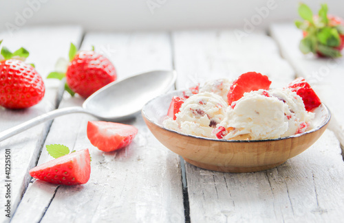 Tableau sur toile Erdbeereis Speiseeis Eisbecher Erdbeersaison Saison Erdbeeren Vanilleeis selber