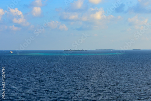 Ein blaues Atoll auf den Malediven - A blue atoll in the Maldives