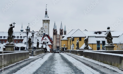 Würzburg im Schnee: Alte Mainbrücke und Domstraße
