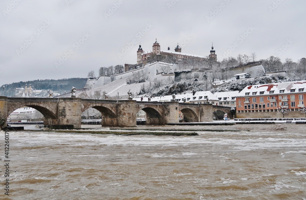 Würzburg im Schnee: Main, Brücke, Festung Marienberg