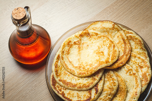 Fotografie pancakes and maple sirup on a table
