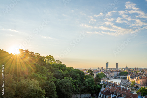 lever de soleil sur la ville de Lyon depuis la colline de Croix-Rousse, Lyon, France