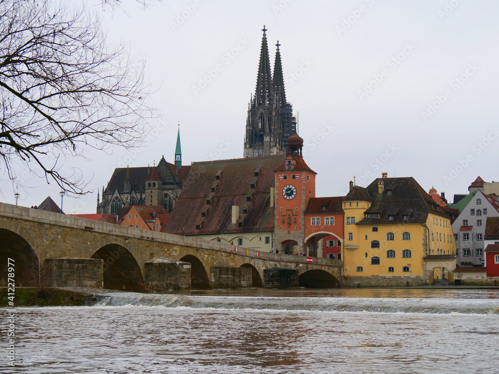 Regensburg, Deutschland: Berühmte Aussicht bei Hochwasser
