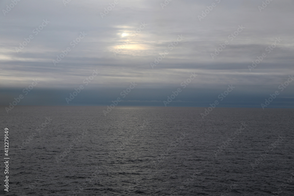 Nordsee und Horizont mit grauen Wolken Nordsee und Horizont mit grauen Wolken