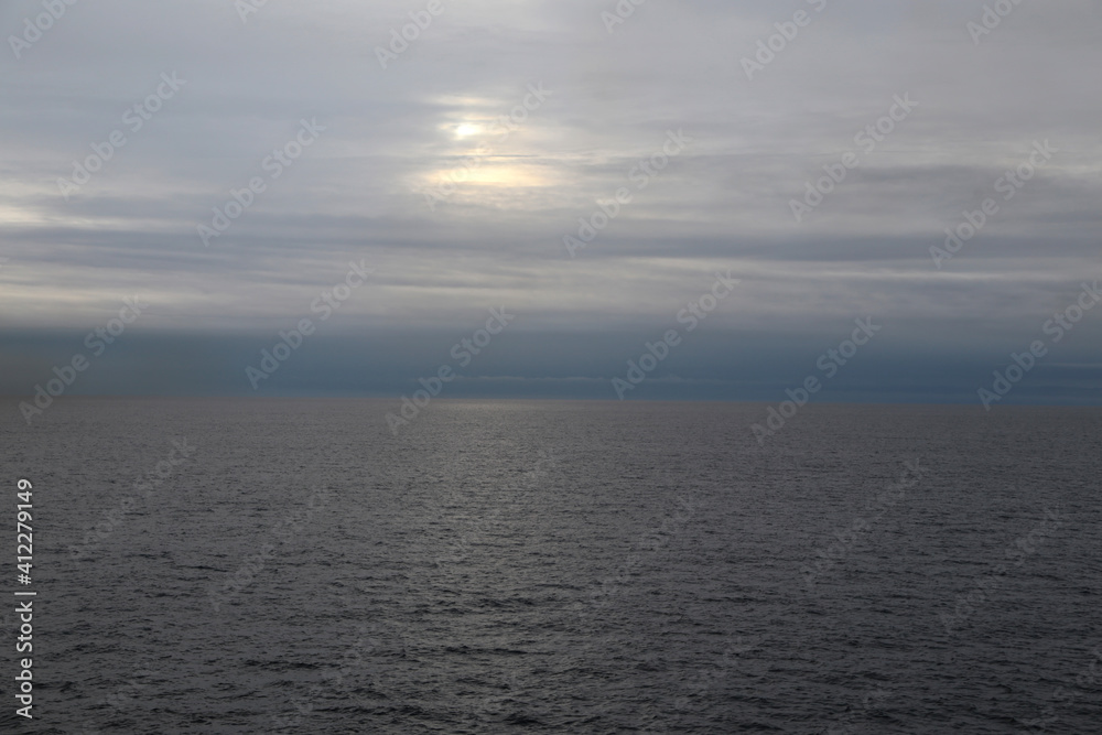 Nordsee und Horizont mit grauen Wolken