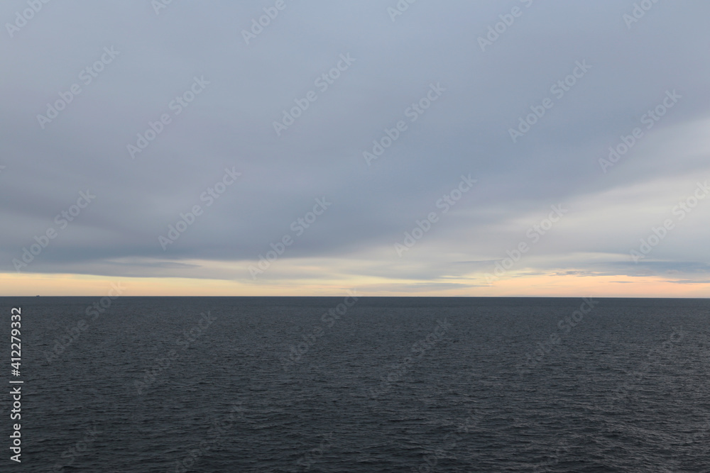 Nordsee und Horizont mit grauen Wolken