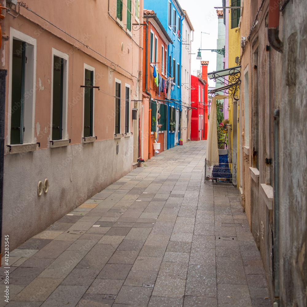 Fototapeta premium discovery of the city of Venice, Burano and its small canals and romantic alleys