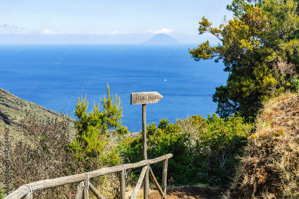 Liparische Inseln - gute Fernsicht auf Stromboli von den Hängen des Monte Fossa auf Salina aus