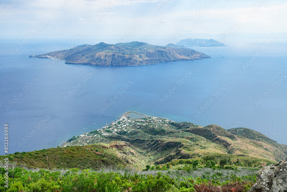 Liparische Inseln - gute Fernsicht auf LIpari und Vulcano von den Hängen des Monte Fossa auf Salina aus