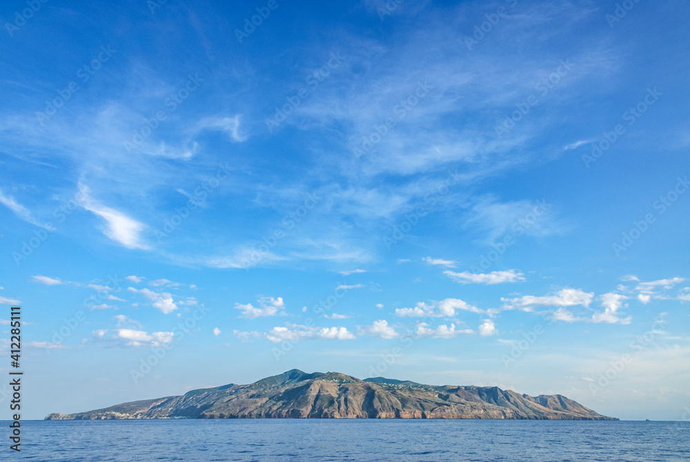 Liparische Inseln - Ausblick vom Meer auf die Westküste von Lipari