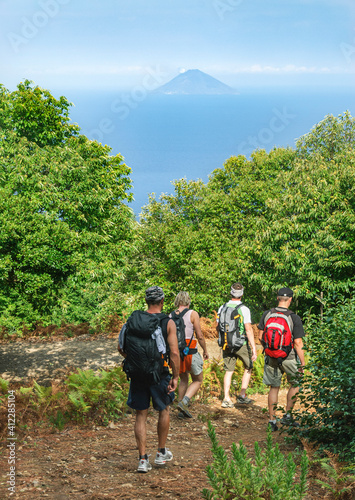Erlebnis-Urlaub auf den äolischen Inseln - Bergtour zum Monte Fossa auf Salina, Ausblick auf den Stromboli photo