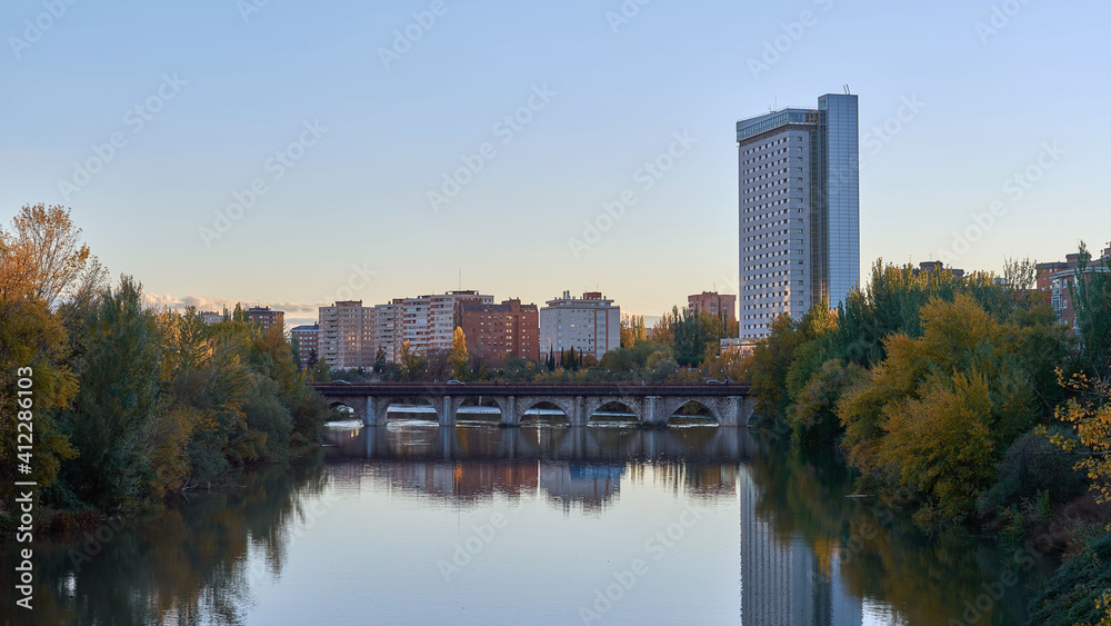 Obraz premium Cityscape of Valladolid with the Puente Mayor bridge upon the Pisuerga river.