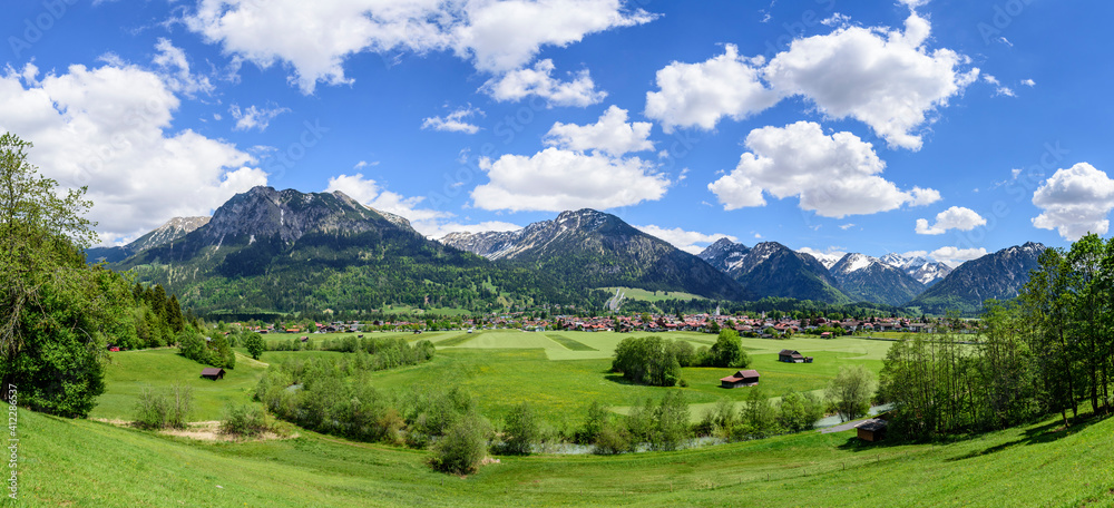 Oberstdorf vor den imposanten Bergen der Allgäuer Hochalpen bei weiß-blauem Himmel Oberstdorf vor den imposanten Bergen der Allgäuer Hochalpen bei weiß-blauem Himmel