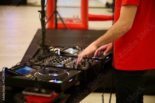 scratching hangs learn dj school miksher pult