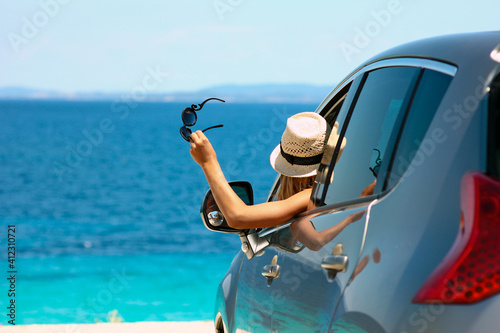 Canvas Print driver girl  in car at sea in summer
