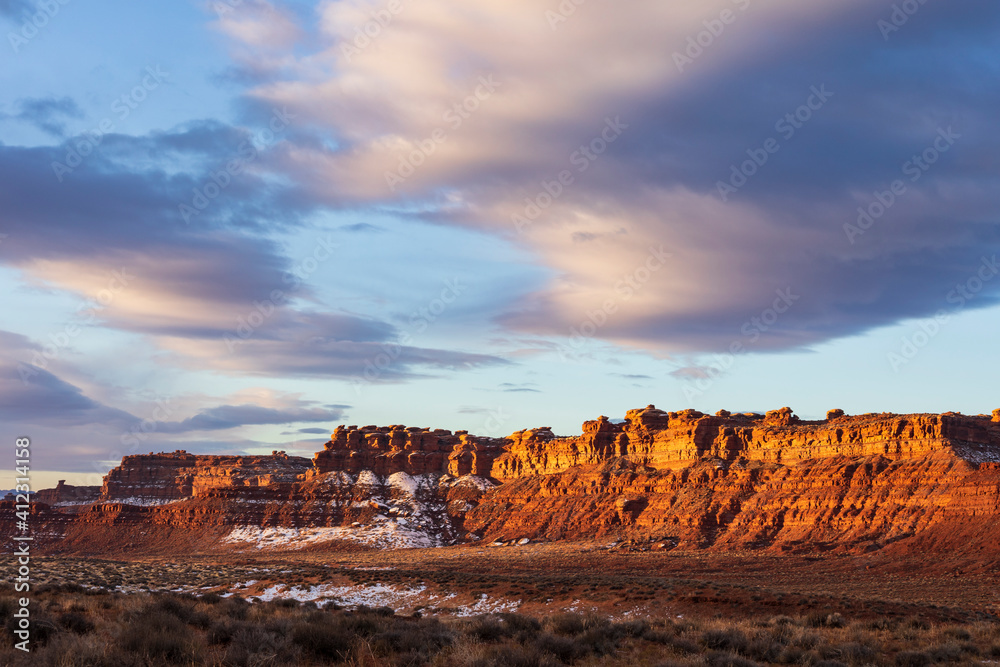 Fototapeta premium dramatic landscape of Monument Valley taken during winter