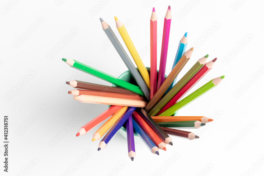 Fondo de lapices de muchos colores contra fondo blanco Fondo de lapices de muchos colores contra fondo blanco