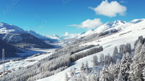 Flug durchs Oberengadin im Winter