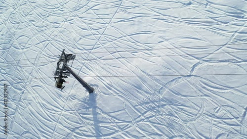 Sessellift befördert Wintersportler auf den Berg