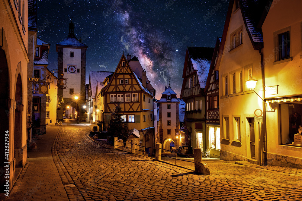 in Rothenburg ob der Tauber a, Plönlein mit dem Siebersturm mit der Milchtsraße im Hintergrund