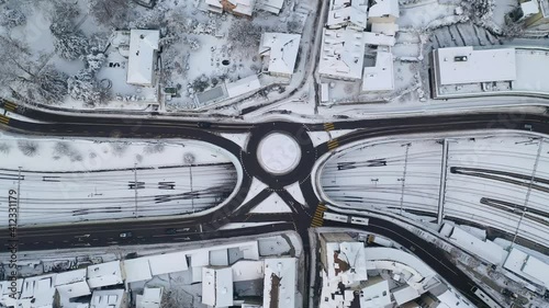 Kreisel über Geleisen im Schnee mit Bussen